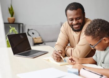 8 Ways AI Can Help With Your Child’s Homework (Including Prompts)