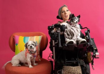 Inspiring Volunteer Helps Senior Dogs By Editing Videos With Her Eyes